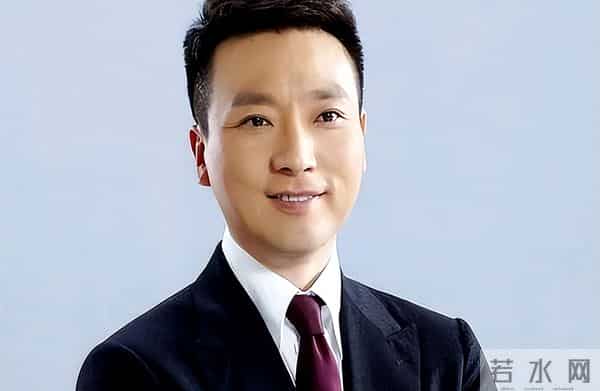 央媒官宣,“康辉接班人”出现,他盼了20年终于后继有人