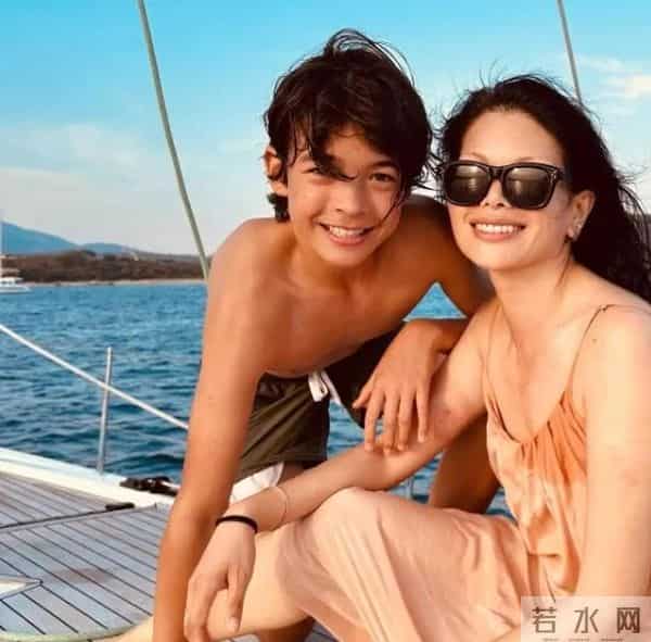 丑模”吕燕为儿子庆生，14岁小鲍180高个穿西装，长得像帅爸爸