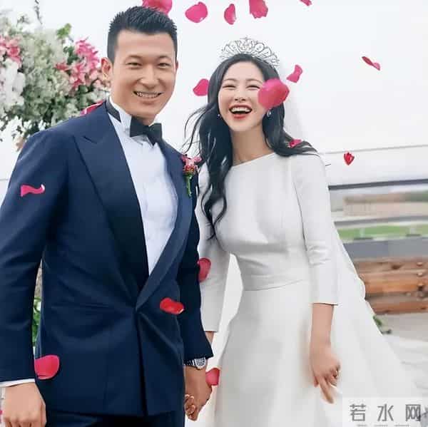 人老珠黄?41岁朱珠现身机场,白发明显皱纹也多,断崖衰老不敢认