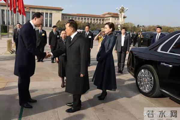 泰国王后去人民英雄纪念碑!穿泰式大衣脚踩恨天高 端庄优雅又美丽