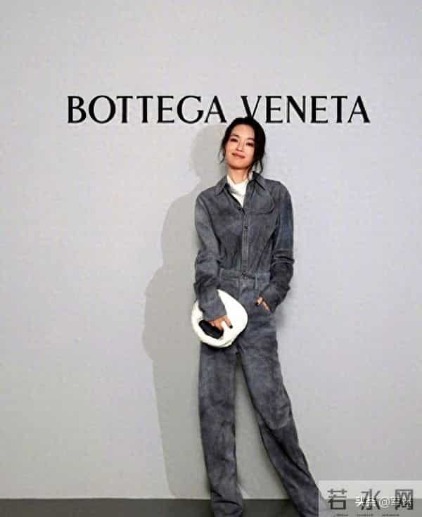 49岁舒淇真的太会穿了,灰色工装,别有一番风味