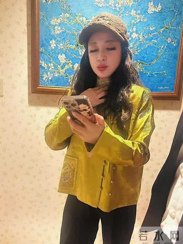 75岁“刘晓庆”再次扮嫩成功,烫了油画卷穿新中式,状态嫩回48岁