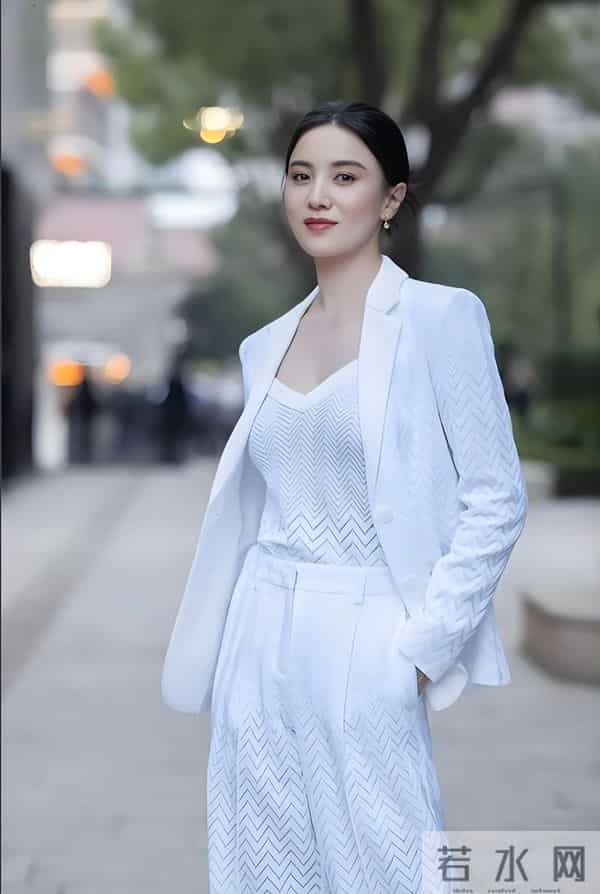 一场生日,戳穿45岁宋佳的江湖地位,人民日报的评价有人信了