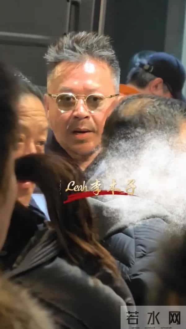 王学兵满头白发去鼓楼西看话剧,身体发福,54岁的他老的认不出了