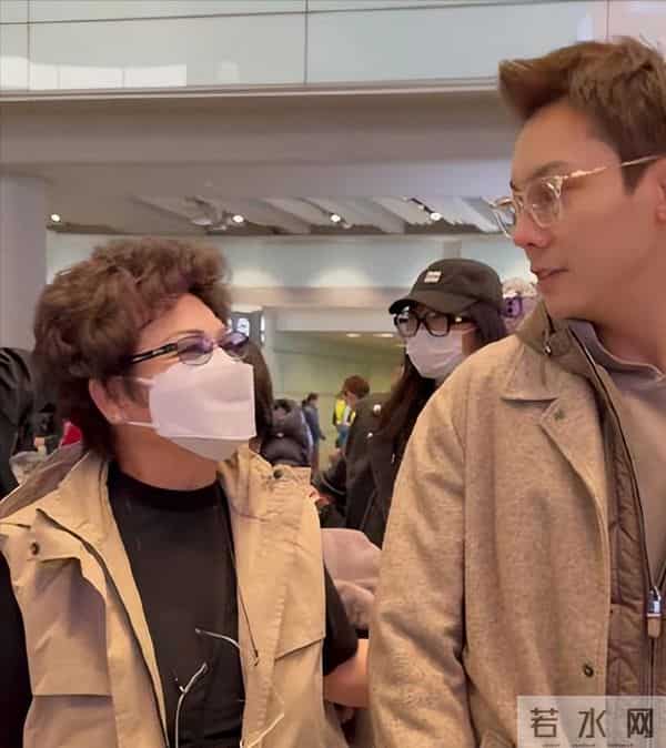 陈伟霆妈妈飞北京看孙子!婆媳第一次见面,何穗大胆拍辣照迎接!