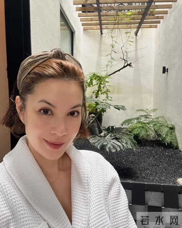 54岁的前TVB女星的近况曝光，现在和富豪男朋友感情非常稳定