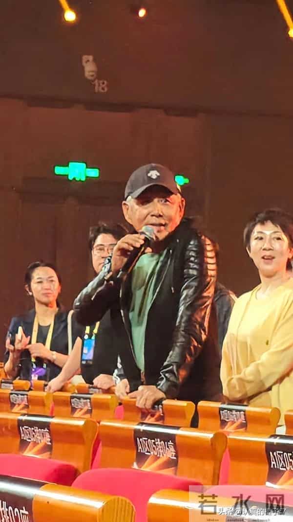 70岁陈道明现身电影节，两鬓斑白戴着棒球帽，穿搭风格酷状态不错