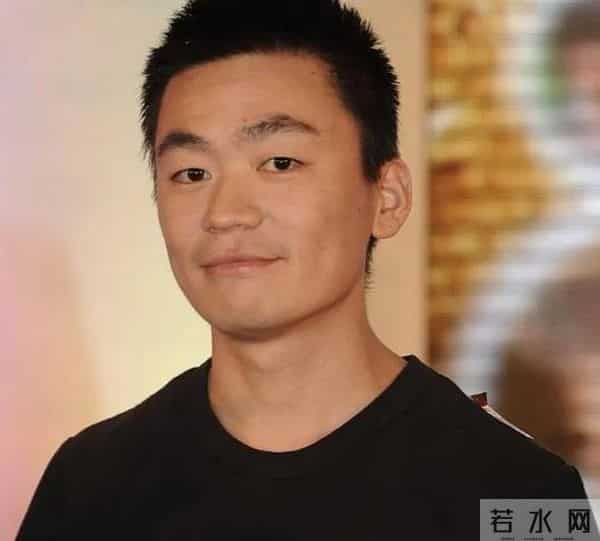 王宝强机场生图帅出新高度，最后受益的却是王一博