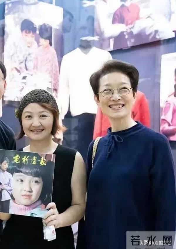 她童星出道，凭借一部电影火遍全国，如今53岁和俩女儿定居日本