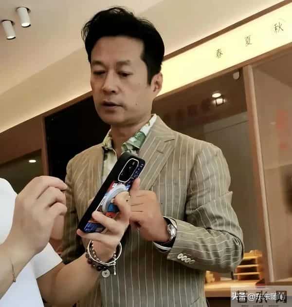 53岁仍未婚，有北京户口却为母亲定居青岛，谭凯坦言从没后悔过