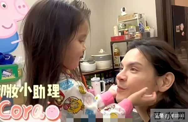 向佐女儿向芷继承了妈妈郭碧婷美貌，向佐立即化身女儿奴