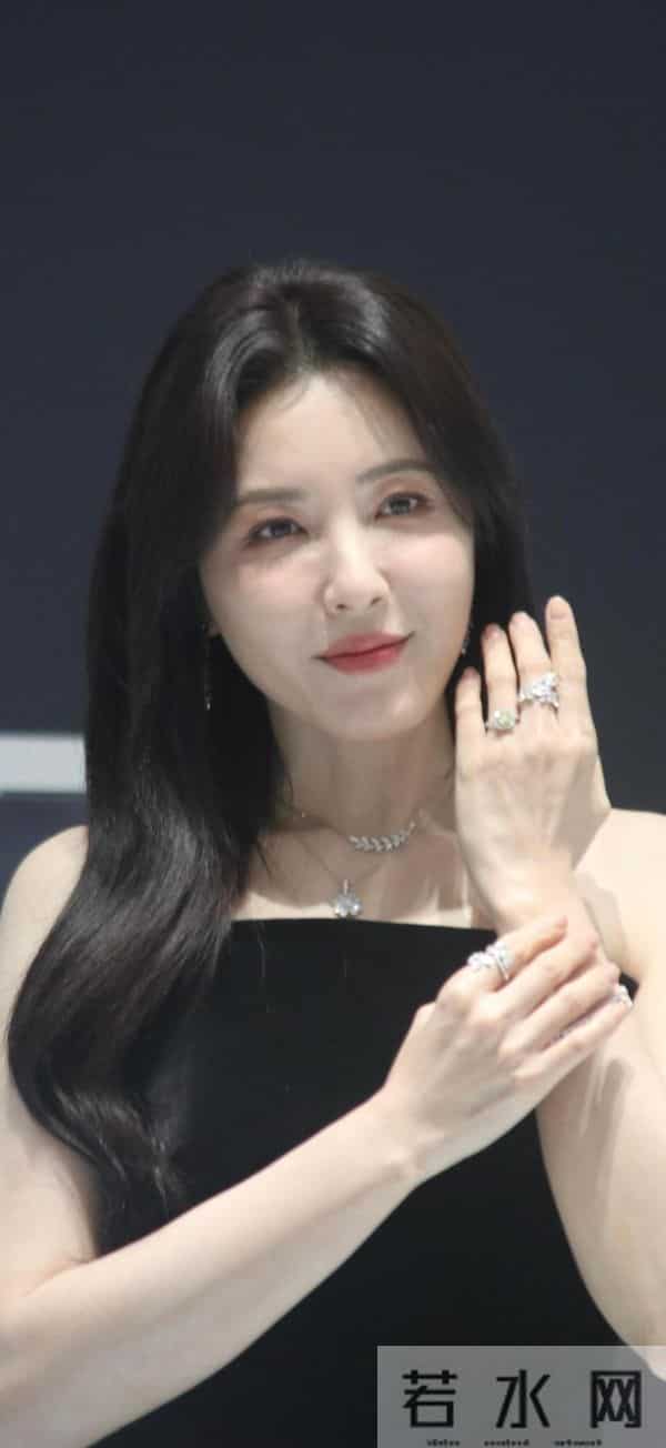 怼脸镜头下的曾黎,依然美艳动人