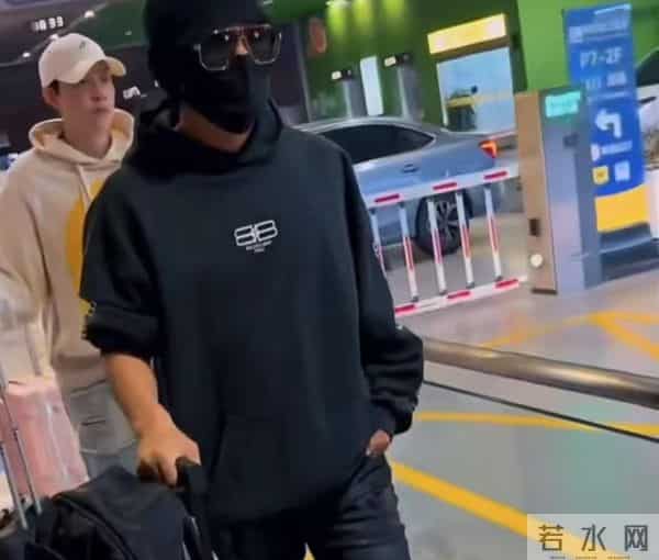 王宝强机场生图帅出新高度，最后受益的却是王一博