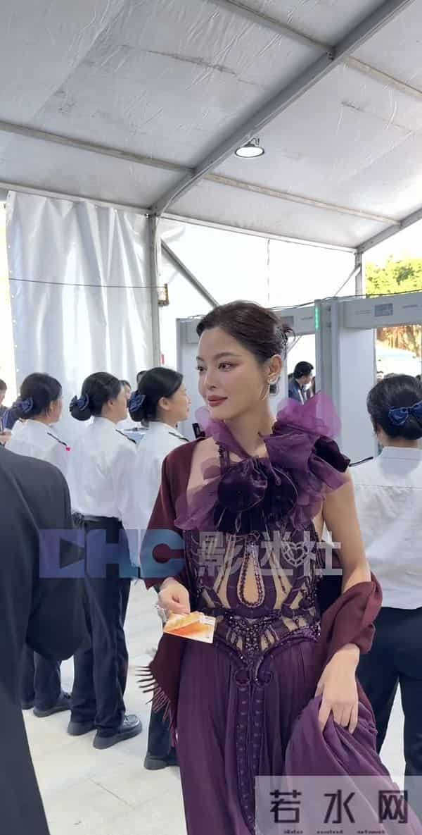 辛芷蕾亮相金鸡奖,穿紫色花朵高定优雅大气,还差点被裙摆绊倒!