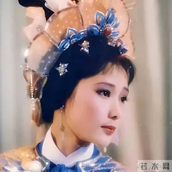 一块肥皂卸妆和洗澡，戴假发片毫不遮掩，喜欢“打直球”的何赛飞