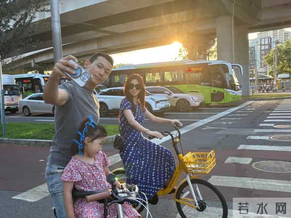 人老珠黄?41岁朱珠现身机场,白发明显皱纹也多,断崖衰老不敢认