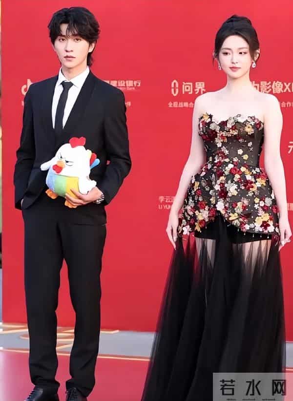 金鸡奖红毯女星争奇斗艳，40多岁姐姐美翻了，20多岁小花还得努力