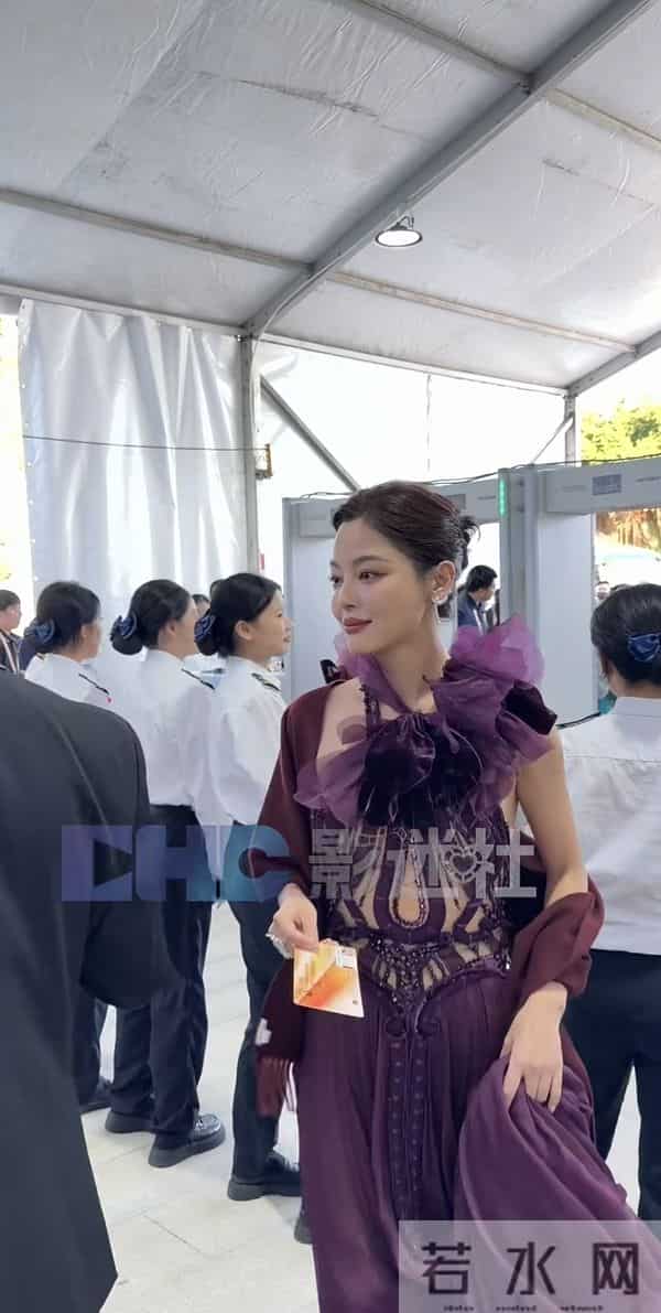 辛芷蕾亮相金鸡奖,穿紫色花朵高定优雅大气,还差点被裙摆绊倒!