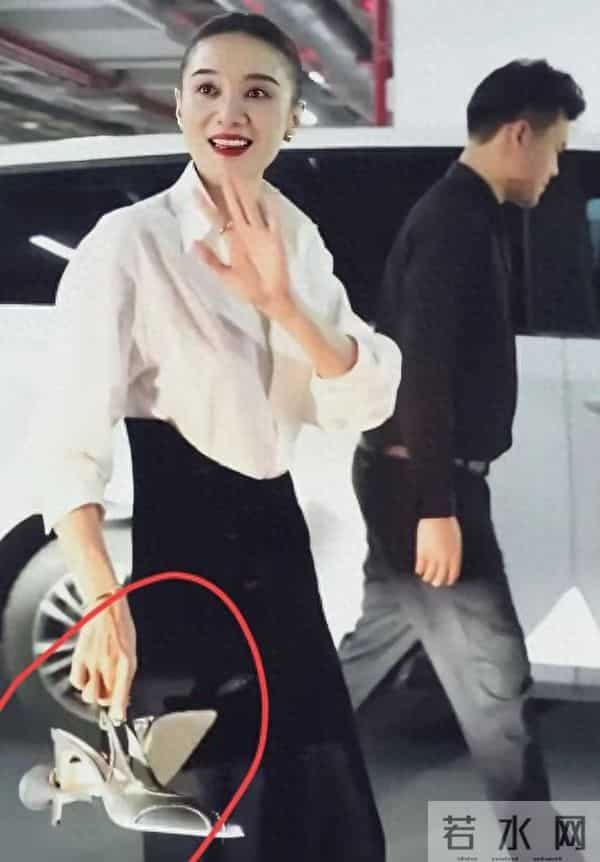 宋佳就这么干啦!一边穿着拖鞋,一手拿着高跟鞋跟人打招呼!