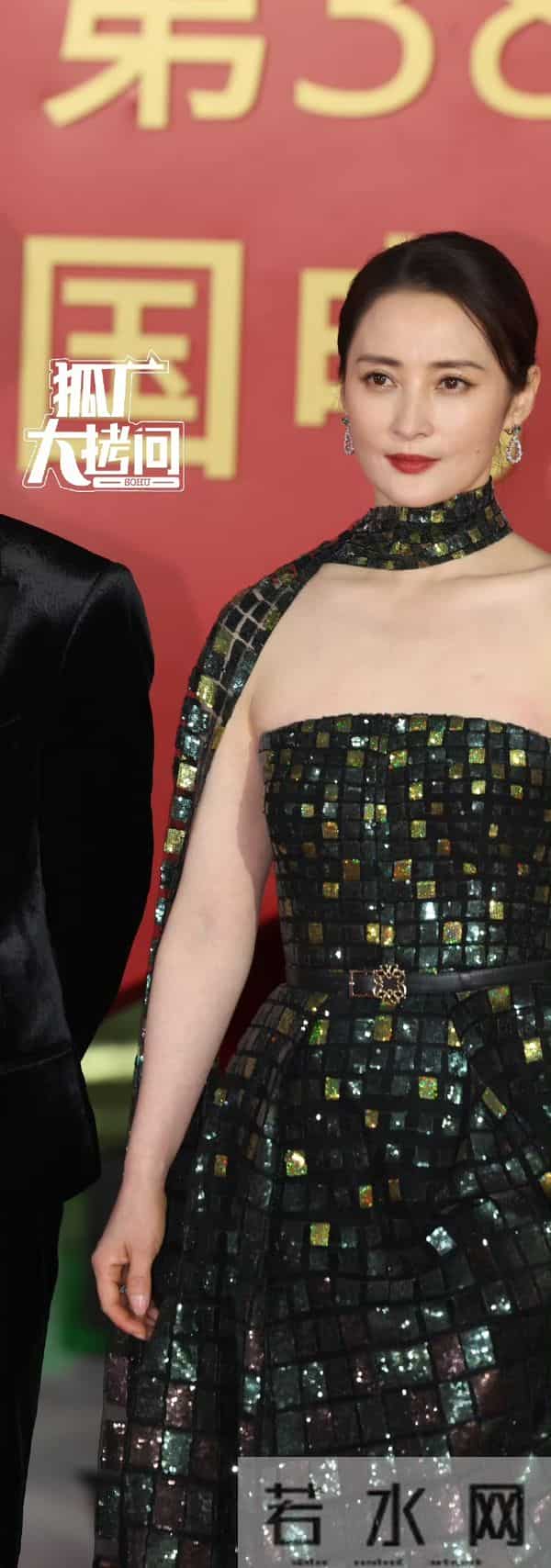 老天开眼了!关晓彤终于穿对 像神女下凡,辛芷蕾穿成紫茄子 好搞笑