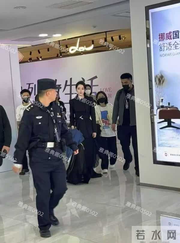 迪丽热巴的粉丝在哪里?在树上!南京活动粉丝为了看她一眼爬上树!