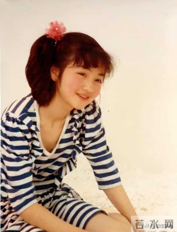 她童星出道，凭借一部电影火遍全国，如今53岁和俩女儿定居日本