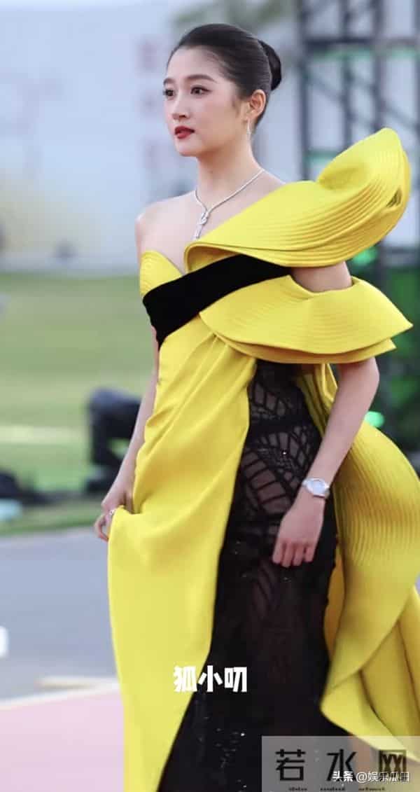 关晓彤、陈都灵亮相金鸡奖红毯 一个美得大气 一个宛如优雅的黑天鹅