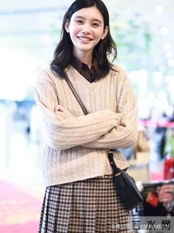 奚梦瑶当妈后状态大回春！绞花毛衣+棕色衬衫+格纹短裙，时髦减龄