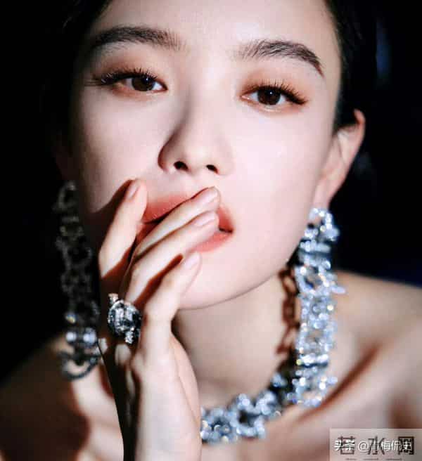 金鸡奖红毯:关晓彤衣服太丑,叶童装嫩,宋佳大露背,倪妮赢麻了