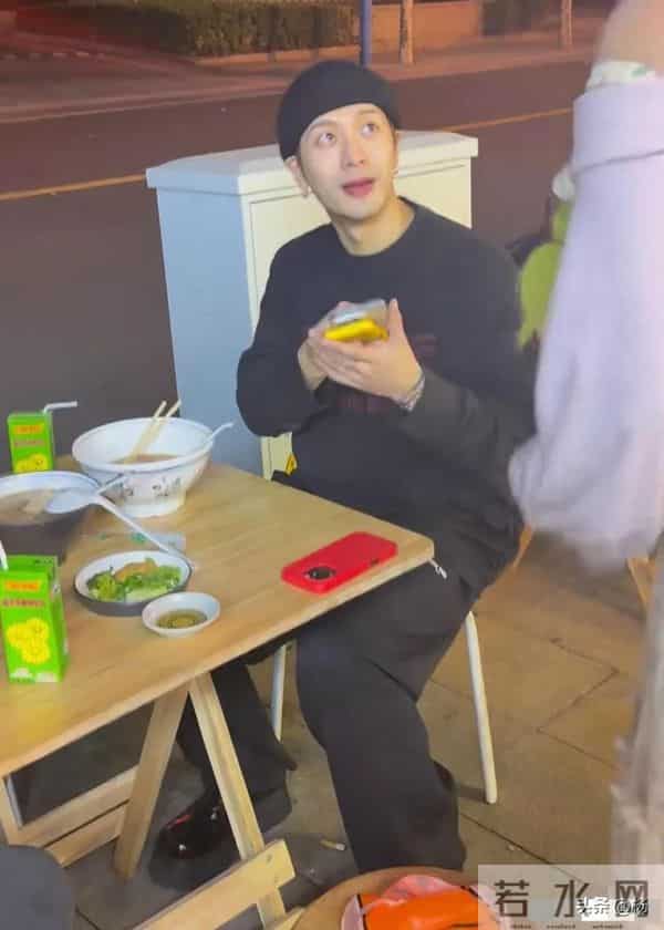 32岁王嘉尔在上海吃路边摊，打扮时尚皮肤白皙，与粉丝合影很热情