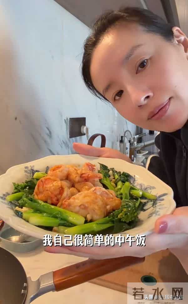 董洁分享日常，买菜做饭接顶顶上下学，私底下特别地干练接地气