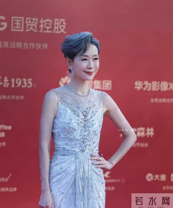 62岁叶童状态好优雅!穿银色亮钻裙亮相金鸡奖红毯,还脚踩恨天高