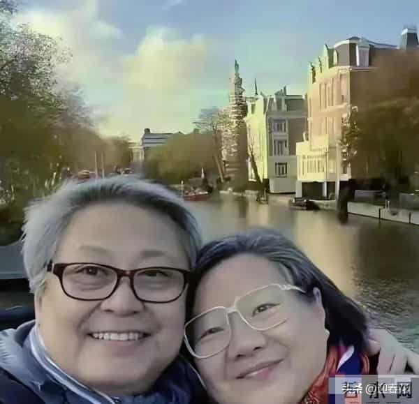 64岁洪晃大变样，瘦了二十斤 背Dior包气质绝，果然人靠衣装马靠鞍