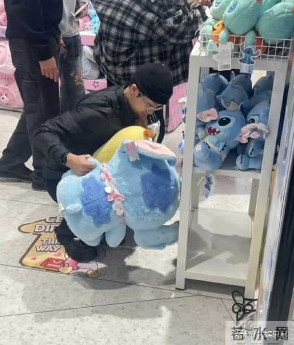 笑到想死！王嘉尔巴黎逛街买日抛内裤！全世界都知道他穿什么尺码