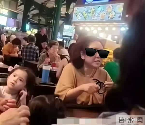 向佐女儿向芷继承了妈妈郭碧婷美貌，向佐立即化身女儿奴