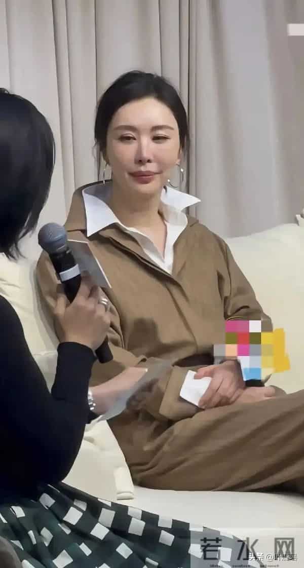 田朴珺穿卡其色套装参加活动近距离下走路个子矮驼背毫无贵族气质