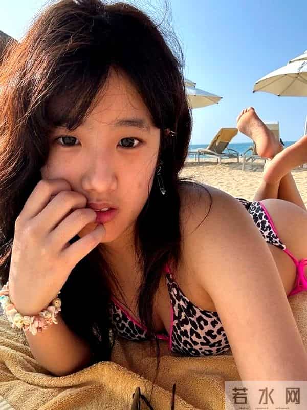 贾静雯大女儿近照，梧桐妹穿比基尼秀身材，耳后侧腰纹身超抢镜