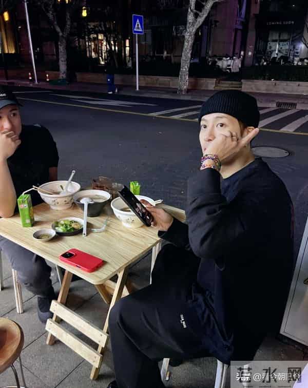 王嘉尔在上海街头吃路边摊被偶遇,好多女粉丝找他合照,太帅了。