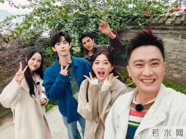 51岁主持人方琼:嫁给电视台领导,21岁儿子不仅长得像她还是学霸