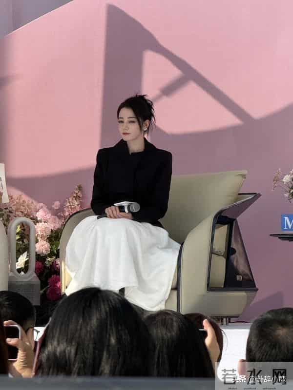 迪丽热巴空降南京活动,这状造绝了 好精致 美得惊为天人 不愧是顶流