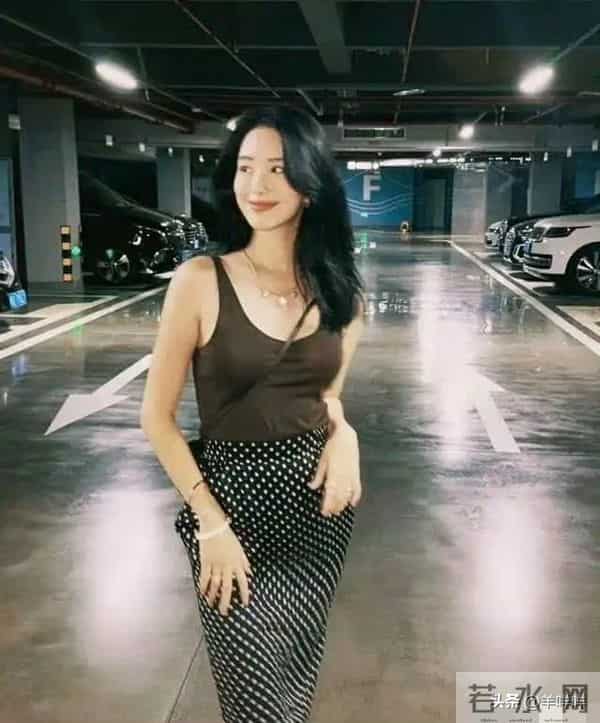 杨采钰晒老公约会照!亚洲十大豪宅婚房曝光,220万车位太吸睛