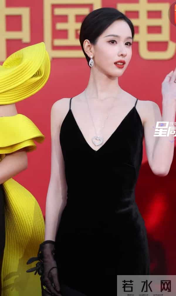 老天开眼了!关晓彤终于穿对 像神女下凡,辛芷蕾穿成紫茄子 好搞笑