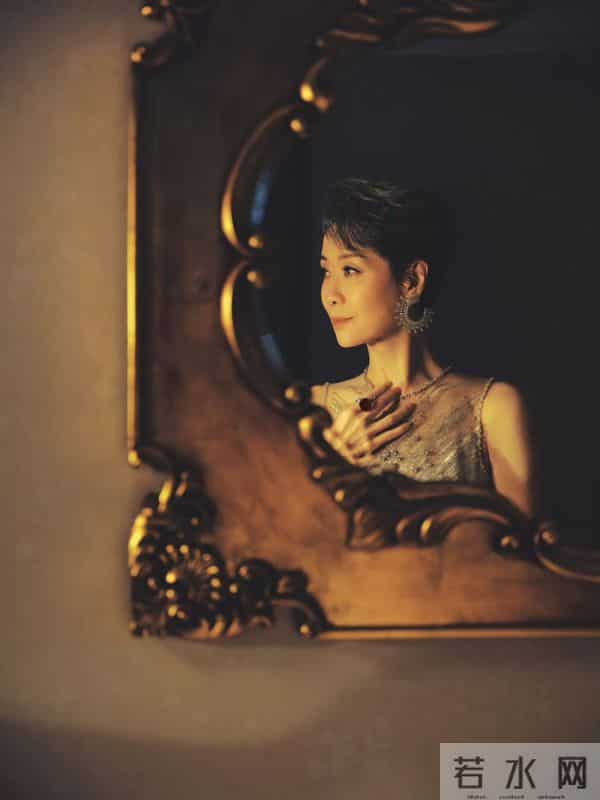 62岁叶童状态好优雅!穿银色亮钻裙亮相金鸡奖红毯,还脚踩恨天高