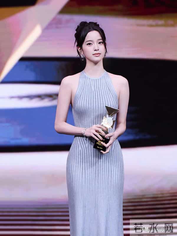 欧阳娜娜—珍藏性感照：从“少女”到“纯欲”！这组图太顶了