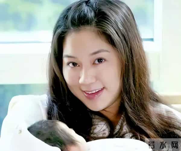 她14岁就长得“倾国倾城”，被富豪花7亿娶回家，8年生下4个娃