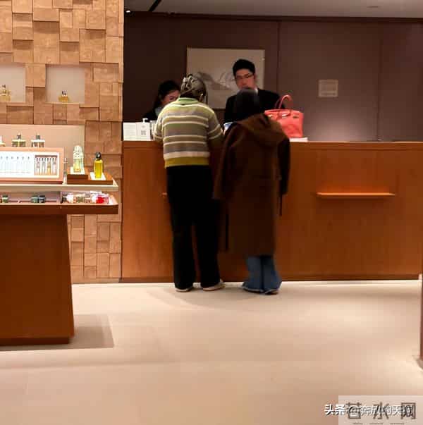 56岁伊能静在上海逛爱马仕店被偶遇，状态真好，太会保养了！