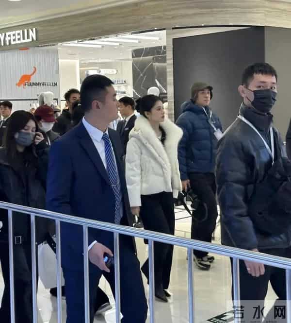 张婧仪现身西安赛格被偶遇 本人脸超小 骨相绝了 真人美得像洋娃娃