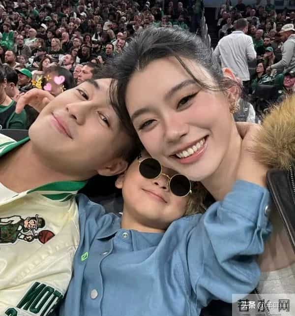 奚梦瑶晒4岁二胎女儿，Romee背香奈儿像洋娃娃，母女俩白到发光！