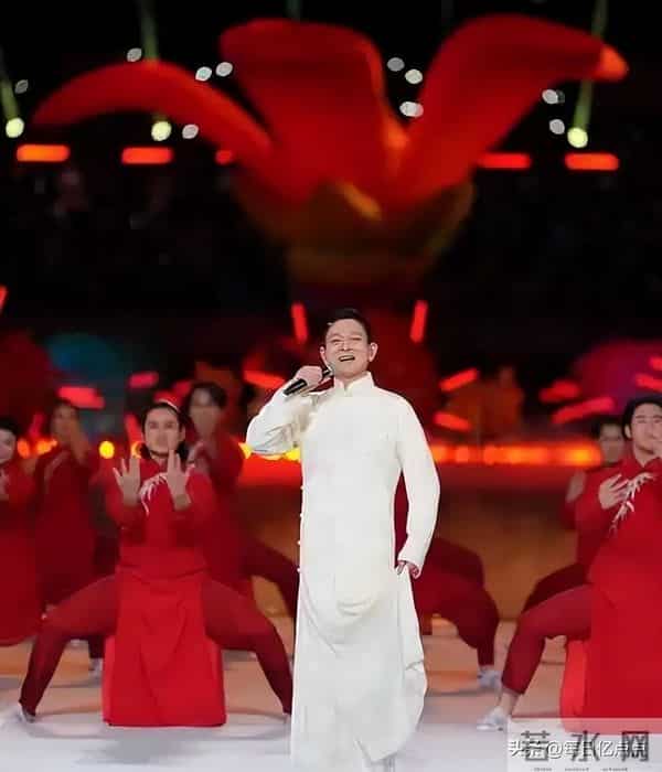 央媒转发刘德华全运会表演，捐款过亿零绯闻，难怪红了40年！
