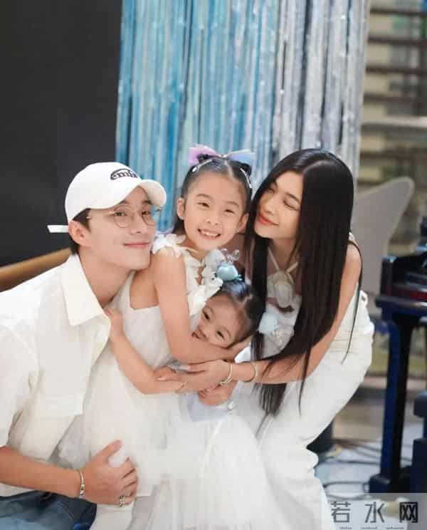 泰星徐志贤一家四口出席活动,在家里我是严父,但我很爱两个女儿